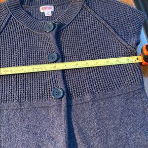 Sweater Short Sleeve Size Large (Fits a S/M Best)